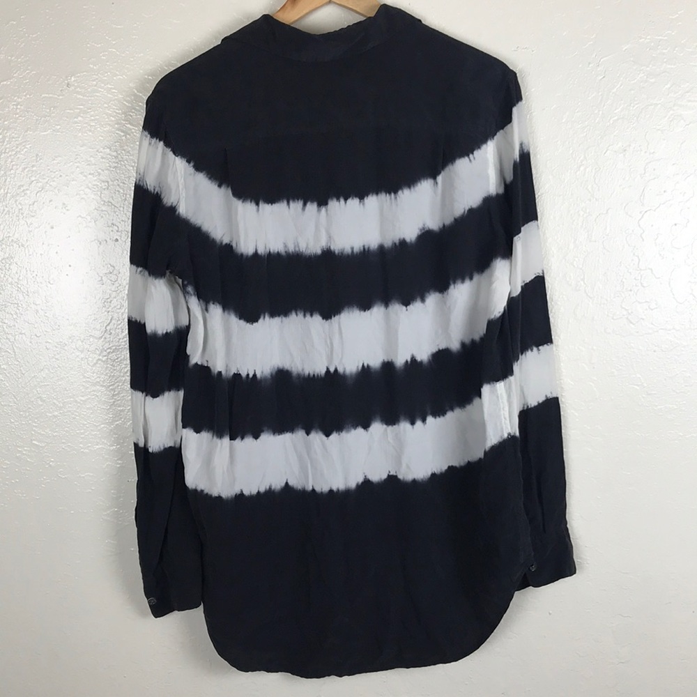 Equipment Femme Reese LS Silk Button Down Shirt - Picture 5 of 6